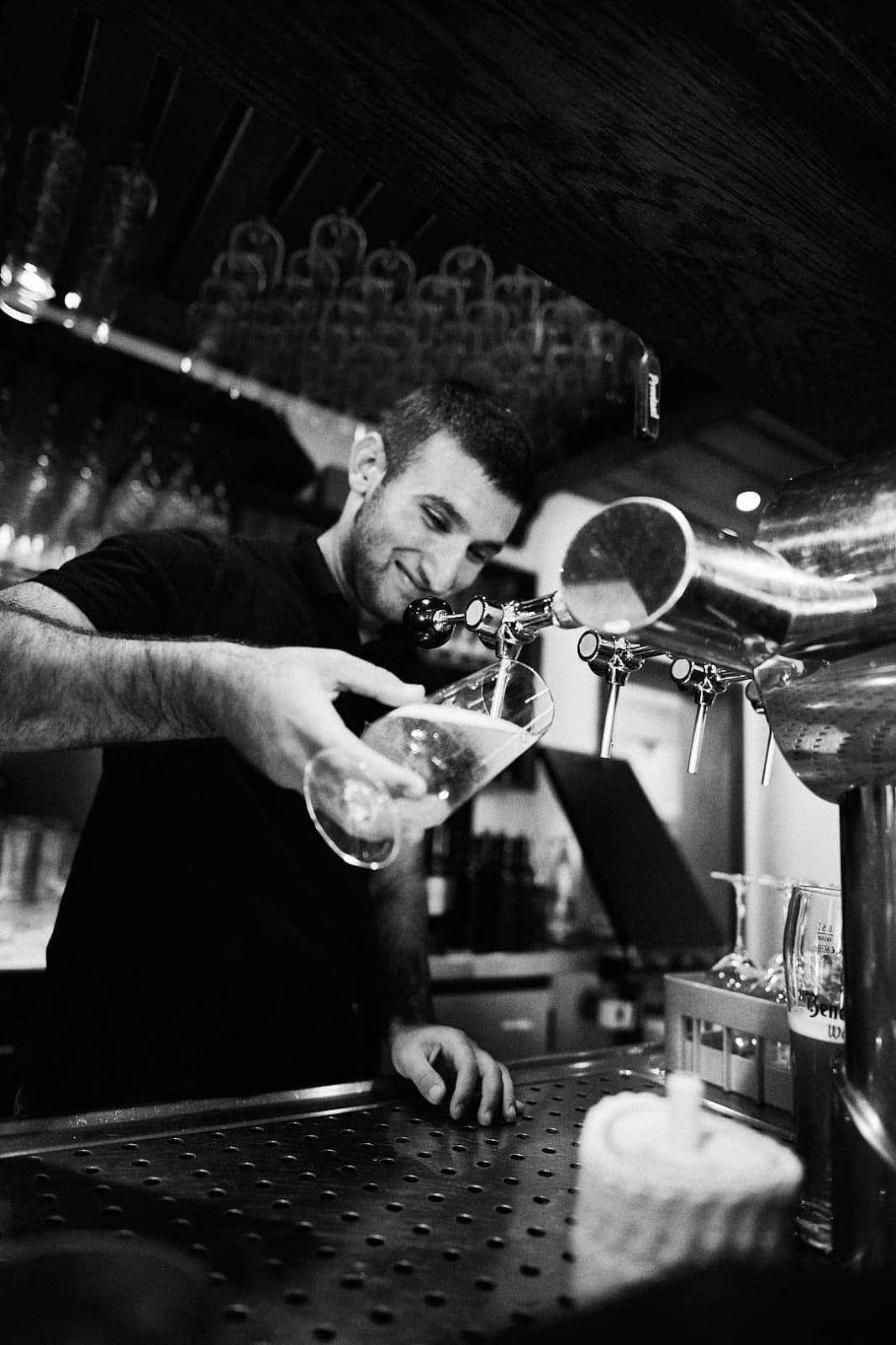 Barkeeper zapft ein frisches Bier am Zapfhahn