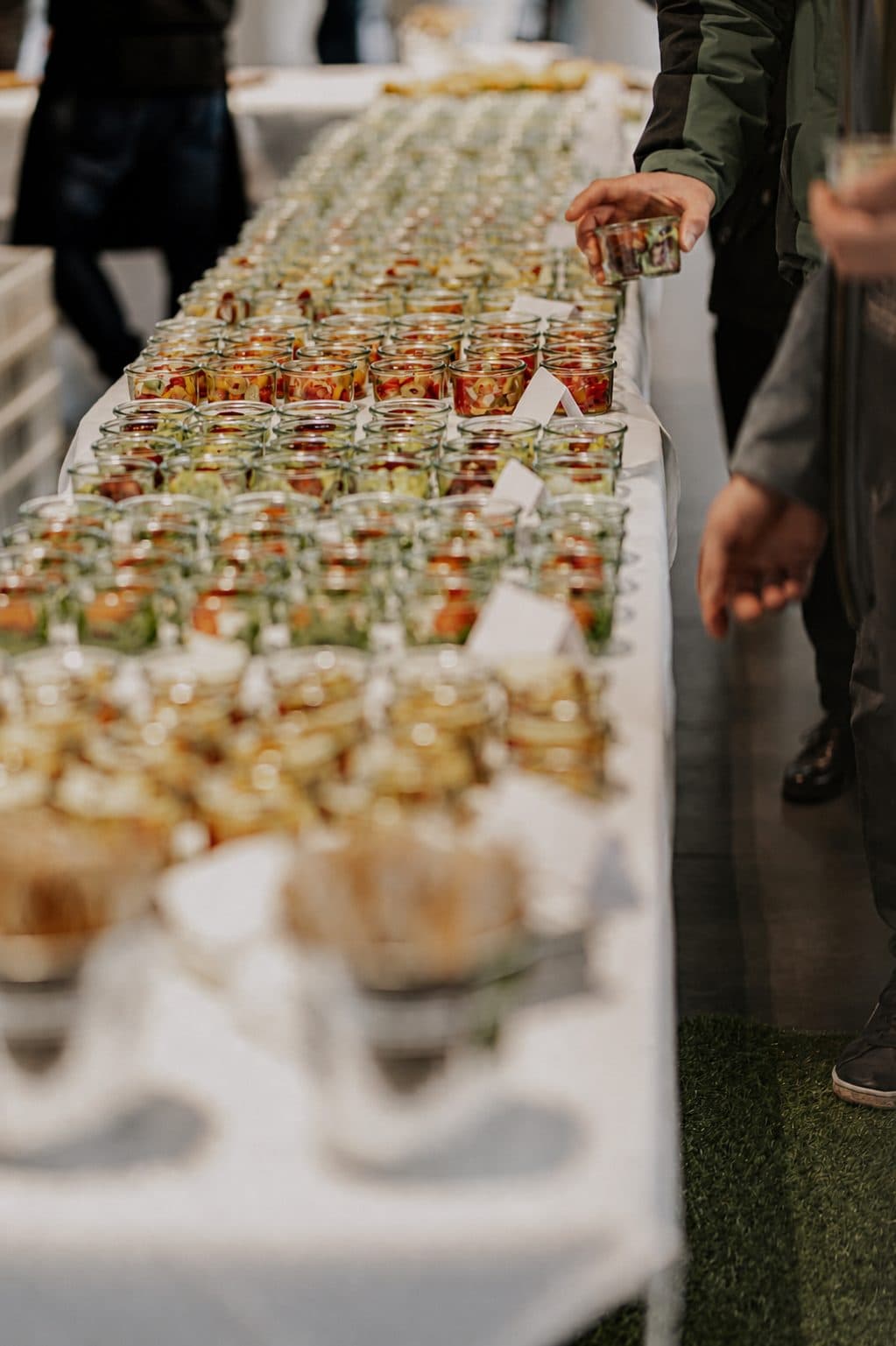 Lange Buffettafel mit Vorspeisen im Glas