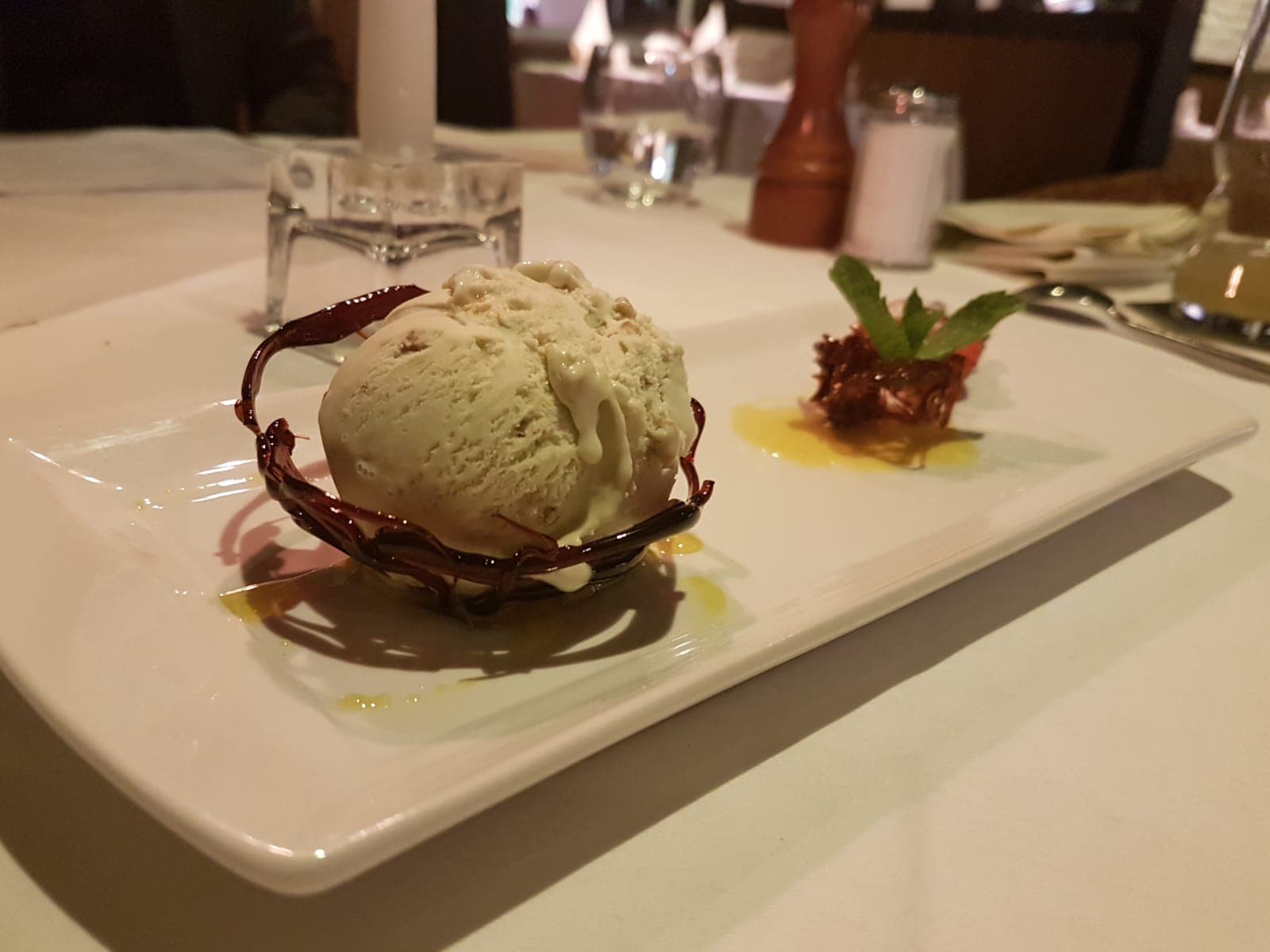 Angerichtetes Dessert mit Espresso auf hellem Teller