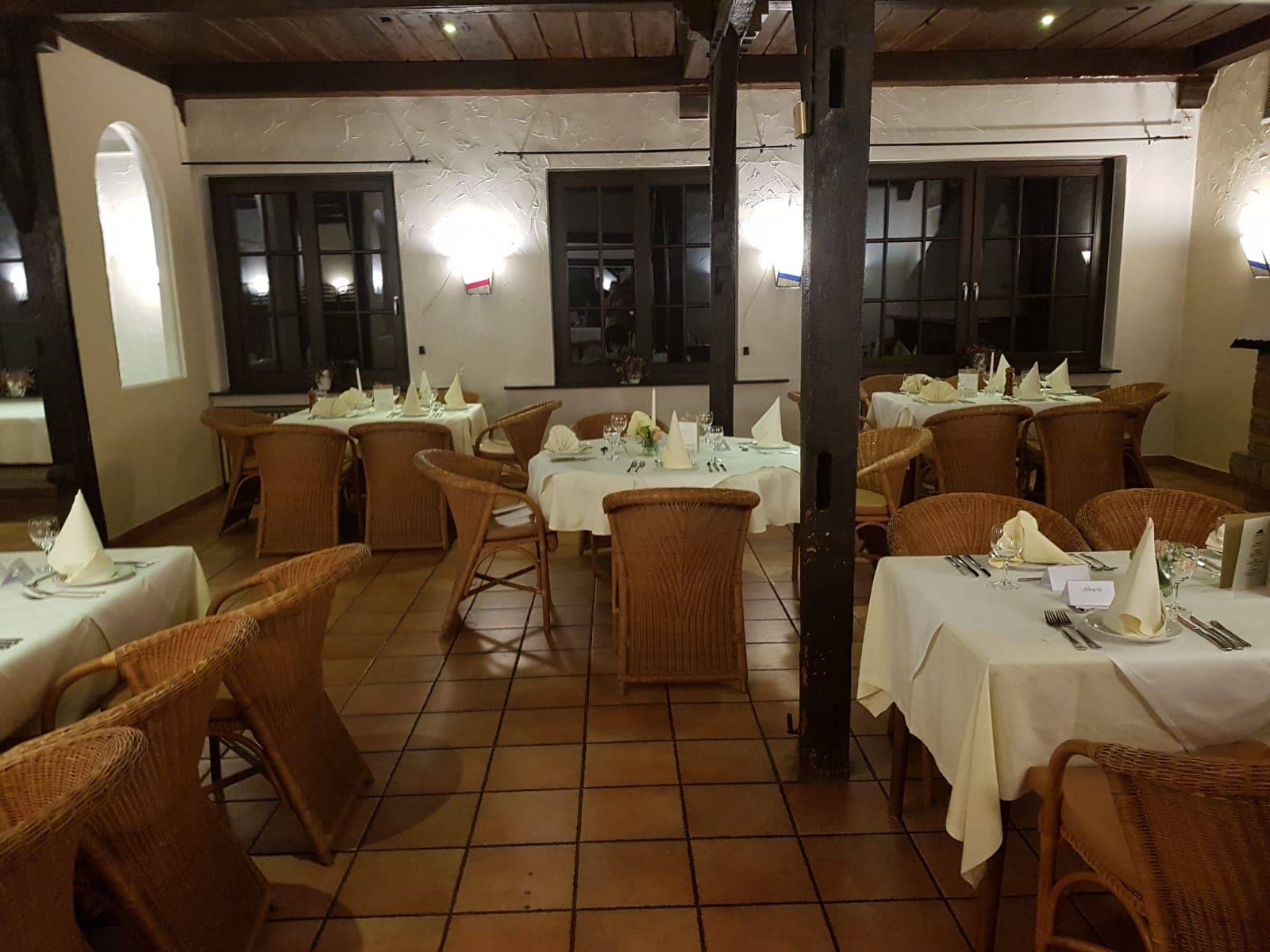 Der große Saal Palazzo mit eingedeckten Tischen
