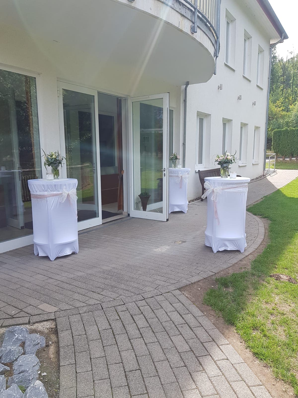 Überdachte Terrasse Classico mit Stehtischen