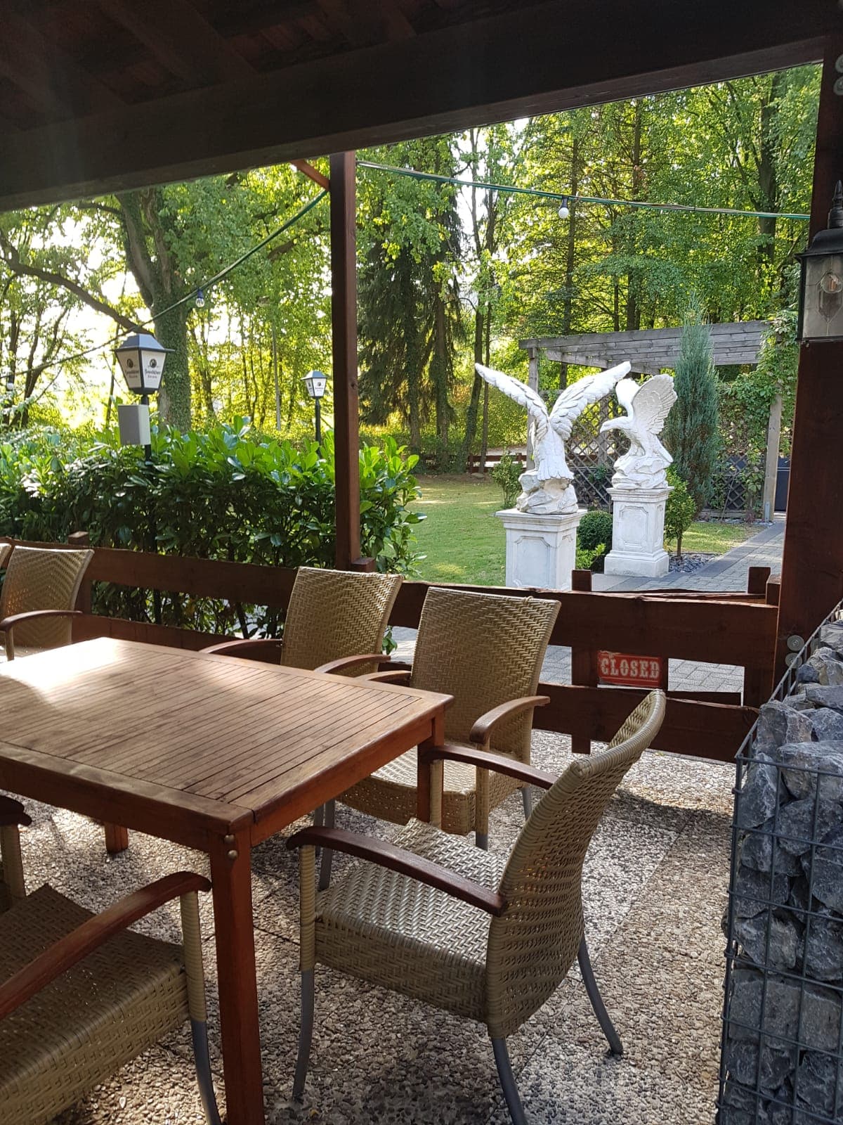 Naturterrasse im Grünen mit Blick in den Garten
