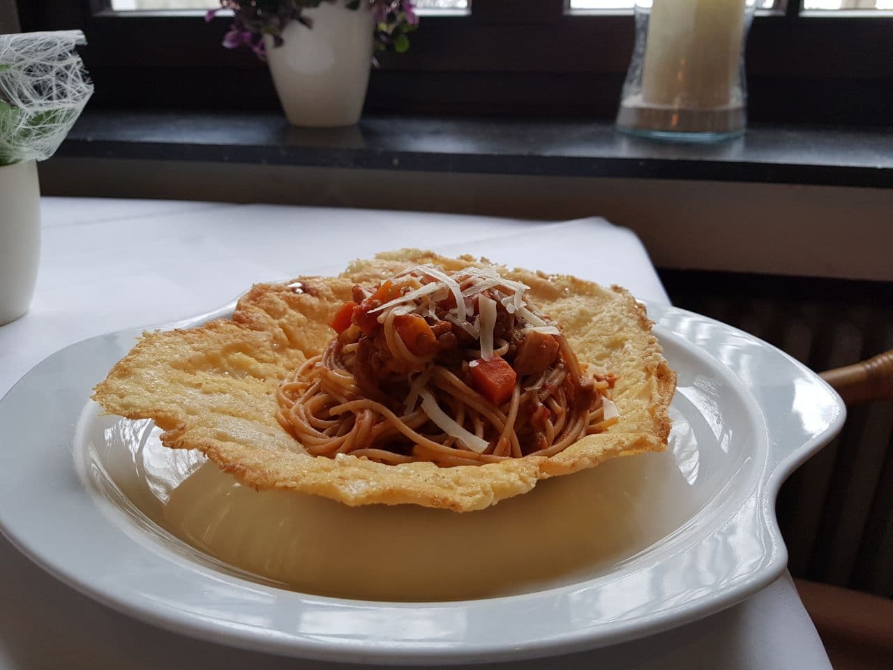 Teller mit frisch zubereiteter Pasta